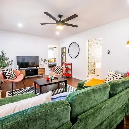 Eclectic Chic 2 Bed-Quiet-Fast Wifi Apartment